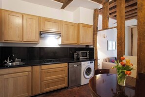 Frigorifero, microonde, piano cottura, lavastoviglie