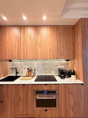 Fridge, microwave, stovetop, dishwasher