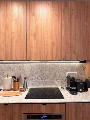 Fridge, microwave, stovetop, dishwasher