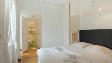 1 slaapkamer, een strijkplank/strijkijzer, wifi, beddengoed