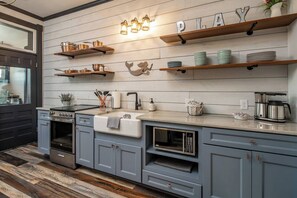 Fridge, microwave, oven, stovetop - “Blame Jaime” downtown, the heart of all the fun! (Port Clinton)