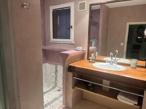 Dusche, Haartrockner, Handtücher, Seife