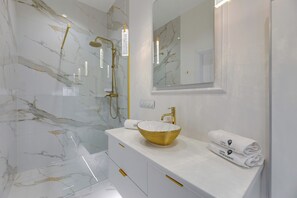 Regadera, secadora de cabello, toallas, papel de baño 