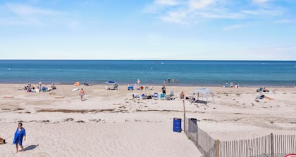 Ocean view spacious 5-bedroom Cape Cod style house with roof deck, AC, WiFi.