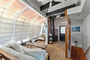 Smart TV, chimenea y impresora