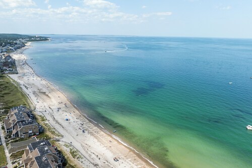 Ocean view spacious 5-bedroom Cape Cod style house with roof deck, AC, WiFi.