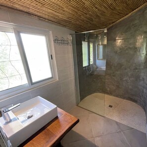 Dusche, Bidet, Handtücher, Seife