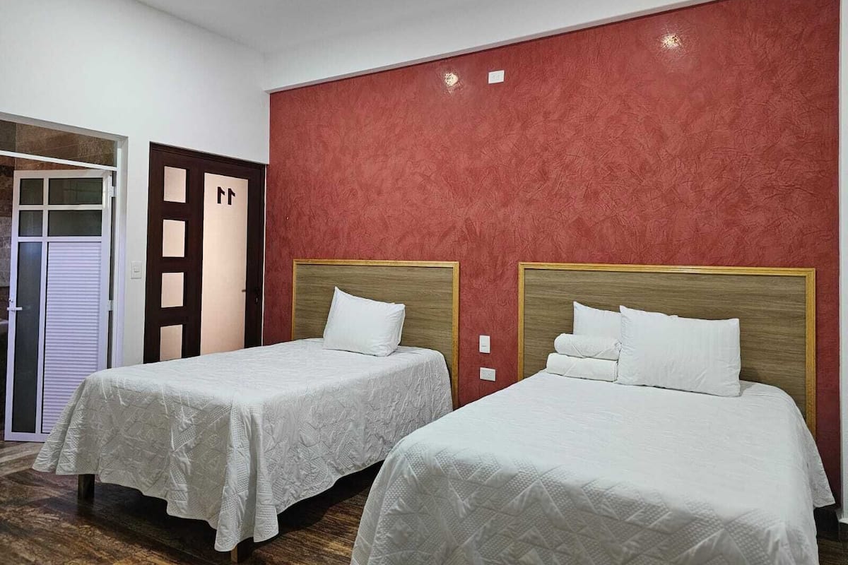 Quarto casal standard, varanda, vista parcial para o mar | Espaço de trabalho para notebook, Wi-Fi de cortesia