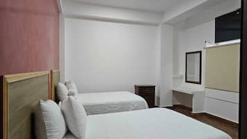 Habitación doble estándar, patio, vista parcial al mar | Espacio para trabajar con laptop y wifi gratis