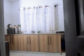 Fridge, microwave, oven, stovetop - Spacious 4-Bed Self-Catering Apartment in Masvingo – Ideal for Families & Groups (Masvingo)