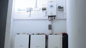 Une pièce technique contenant des panneaux électriques, des boîtiers de commande et des câbles.