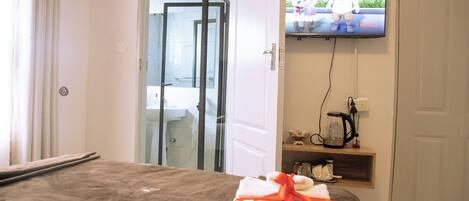 3 dormitorios, escritorio, tabla de planchar con plancha y cuna de viaje