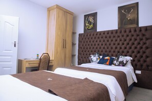 3 bedrooms, desk, iron/ironing board, travel crib
