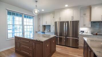 Microondas, horno, parrilla de estufa y lavavajillas