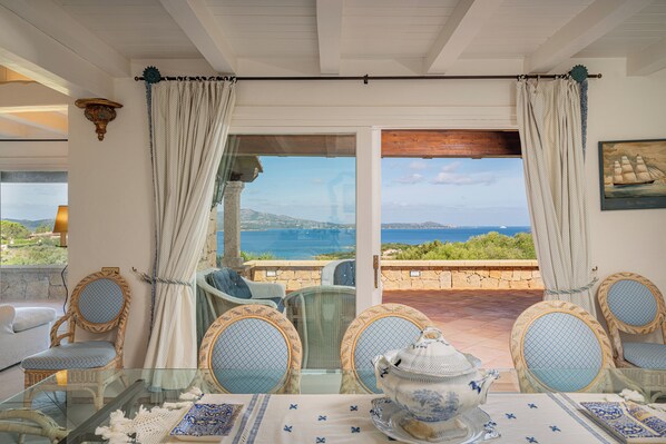 Classic-huvila, osittainen merinäköala | Oleskelualue | 30–tuumainen televisio, jossa satelliittikanavat