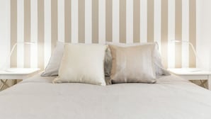A bed with two pillows and two bedside tables with lamps. - Alfama Vibes Apartments (Lisbon)