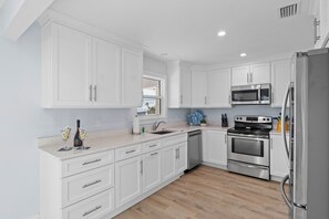 冷蔵庫、電子レンジ、オーブン、コンロ