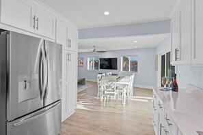 冷蔵庫、電子レンジ、オーブン、コンロ