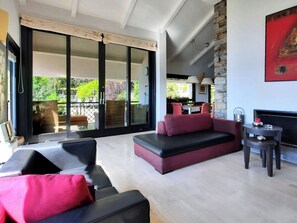 Fernseher, Kamin, Bücher