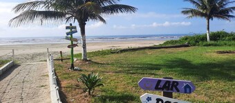 Comfortable house 400m from Jamaica Beach for 15 people, 3 bedrooms, 4-car garage