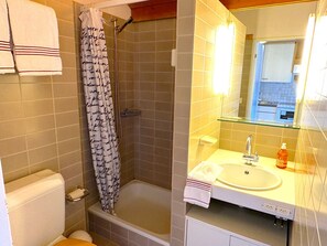 Ducha, artículos de higiene personal gratuitos y secador de pelo