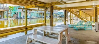 Charming 2-bedroom cottage on the canal in Jamaica Beach.
