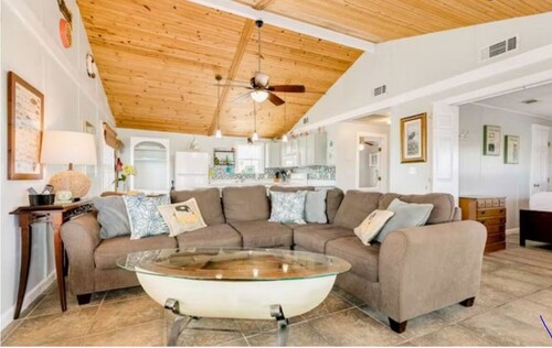 Charming 2-bedroom cottage on the canal in Jamaica Beach.