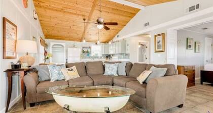 Charming 2-bedroom cottage on the canal in Jamaica Beach.