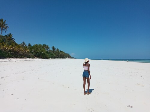 Beautiful double room with pool and kitchen, 850m to the Indian Ocean