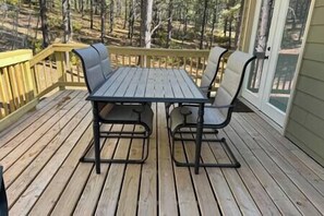 Outdoor dining - Mile-high Pines Lodge (South Lawrence)