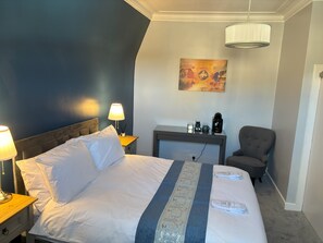 Dobbeltrom – comfort | Skrivebord, skrivebord for bærbar PC, blendingsgardiner og lydisolert