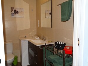 Shower, hair dryer, towels - Confort Apartment Barcelona (Barcelona)