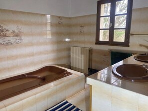 Douche, serviettes fournies, papier toilette