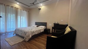 3 bedrooms, desk, free WiFi, bed sheets