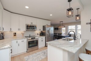 Private kitchen - Blue Bayou on Lake Lewisville. Charming 2-bedroom Lake House (Little Elm)