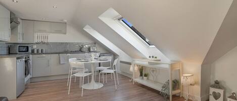 ثلاجة، ميكروويف، فرن، موقد طهي مسطح