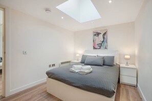 Skrivbord, strykjärn/strykbräda, resesäng och gratis wi-fi