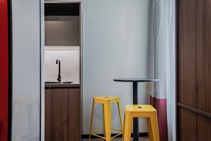 开间 | 办公桌、笔记本电脑工作区、免费 WiFi、床单