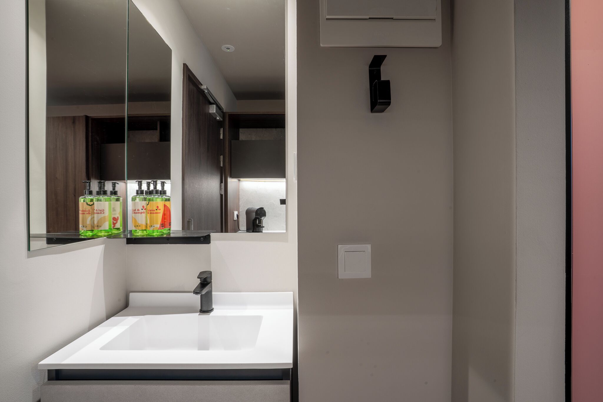 Enkeltrom – standard | Skrivebord, skrivebord for bærbar PC, wi-fi (inkludert) og sengetøy