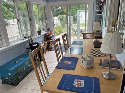 Cozy 3-bedroom condo with AC and WiFi in lovely Falmouth, walk to Sound beach.