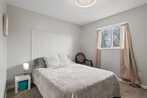 3 bedrooms, iron/ironing board, travel crib, WiFi - Family-Friendly w/ Hot Tub | 12 min to Broadmoor (Colorado Springs)