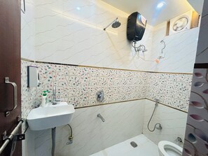 Dobbeltrom – deluxe | Bad | Dusj, toalettartikler (inkludert), tøfler og håndklær