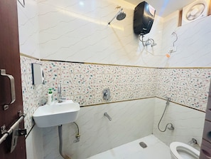 Deluxe-Doppelzimmer | Badezimmer | Dusche, kostenlose Toilettenartikel, Hausschuhe, Handtücher