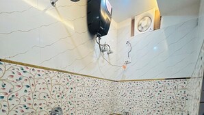 A bathroom with a shower, toilet, and sink. - Divya Darshan Stay (Faizabad)