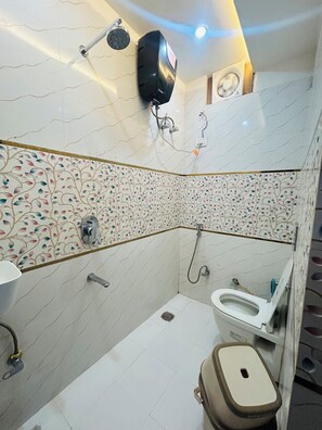 Deluxe Double Room | Bathroom | Shower, free toiletries, slippers, towels