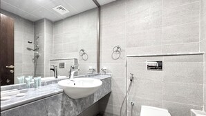 Une salle de bain moderne avec un grand lavabo, un miroir et des toilettes.