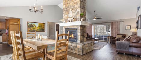 Rumah Khas, balkon, pemandangan gunung | Ruang keluarga | Smart TV 70-inci dengan saluran TV digital dan konsol video game