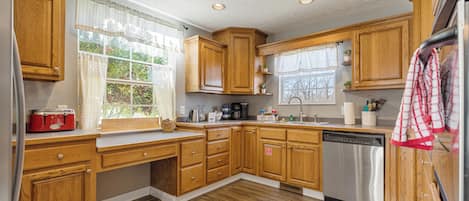 Signature House, Balcony, Mountain View | Private kitchen | Fridge, microwave, oven, stovetop