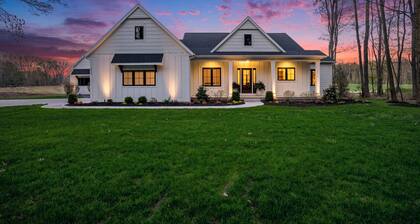 Saugatuck Oasis-pond, pool, hot tub, game room, fire pit, walk to town-sleeps 12