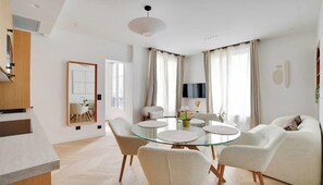 TV - IN ONE OF PARIS' MOST VIBRANT NEIGHBORHOODS –MONTORGUEIL - BD DE SÉBASTOPOL (Paris)